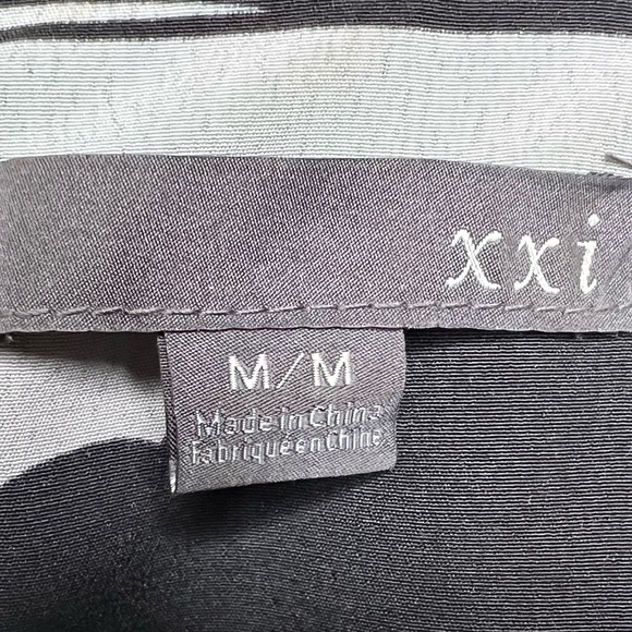 xxi Abstract Print Dress with Cap Sleeves and Back Zipper Detail. Size Medium - Picture 5 of 5